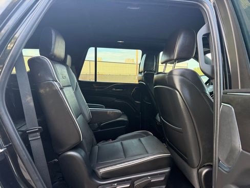 Used 2023 Cadillac Escalade Premium Luxury image 16