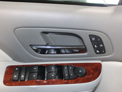 Used 2011 Chevrolet Avalanche LTZ image 5