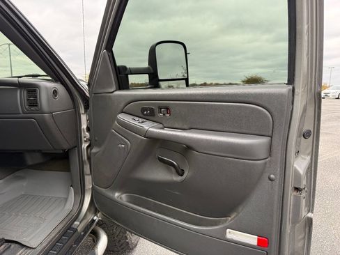 Used 2006 Chevrolet Silverado 2500 LT w/ Heavy-Duty Power Package image 14