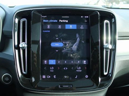 Used 2025 Volvo XC40 B5 Plus image 22