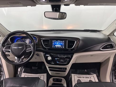 Used 2019 Chrysler Pacifica Touring-L FWD image 37