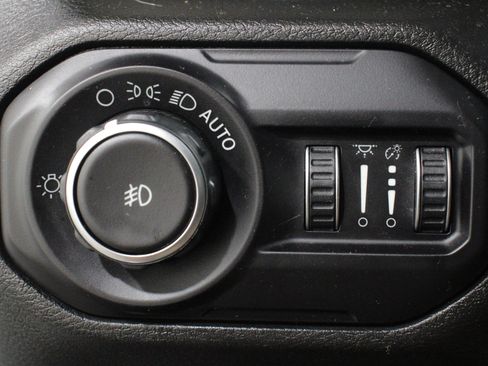 Used 2018 Jeep Wrangler Unlimited Sahara w/ Cold Weather Group AWD/4WD image 10