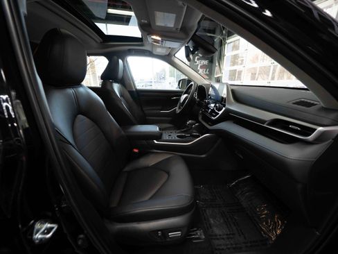 Used 2025 Toyota Highlander XLE image 27