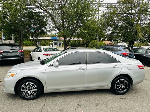 Used 2010 Toyota Camry LE image 3