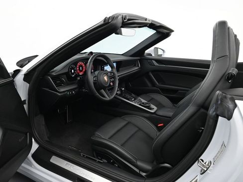 Used 2025 Porsche 911 Carrera image 4