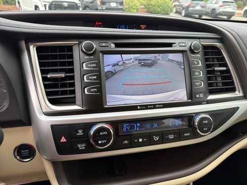 Used 2019 Toyota Highlander XLE image 23
