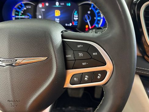Used 2023 Chrysler Pacifica Touring-L FWD image 29