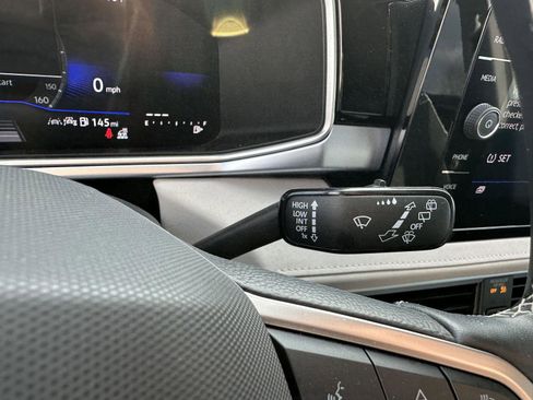 Used 2025 Volkswagen Taos SE image 26