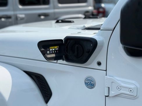 Used 2021 Jeep Wrangler Unlimited Sahara AWD/4WD image 37