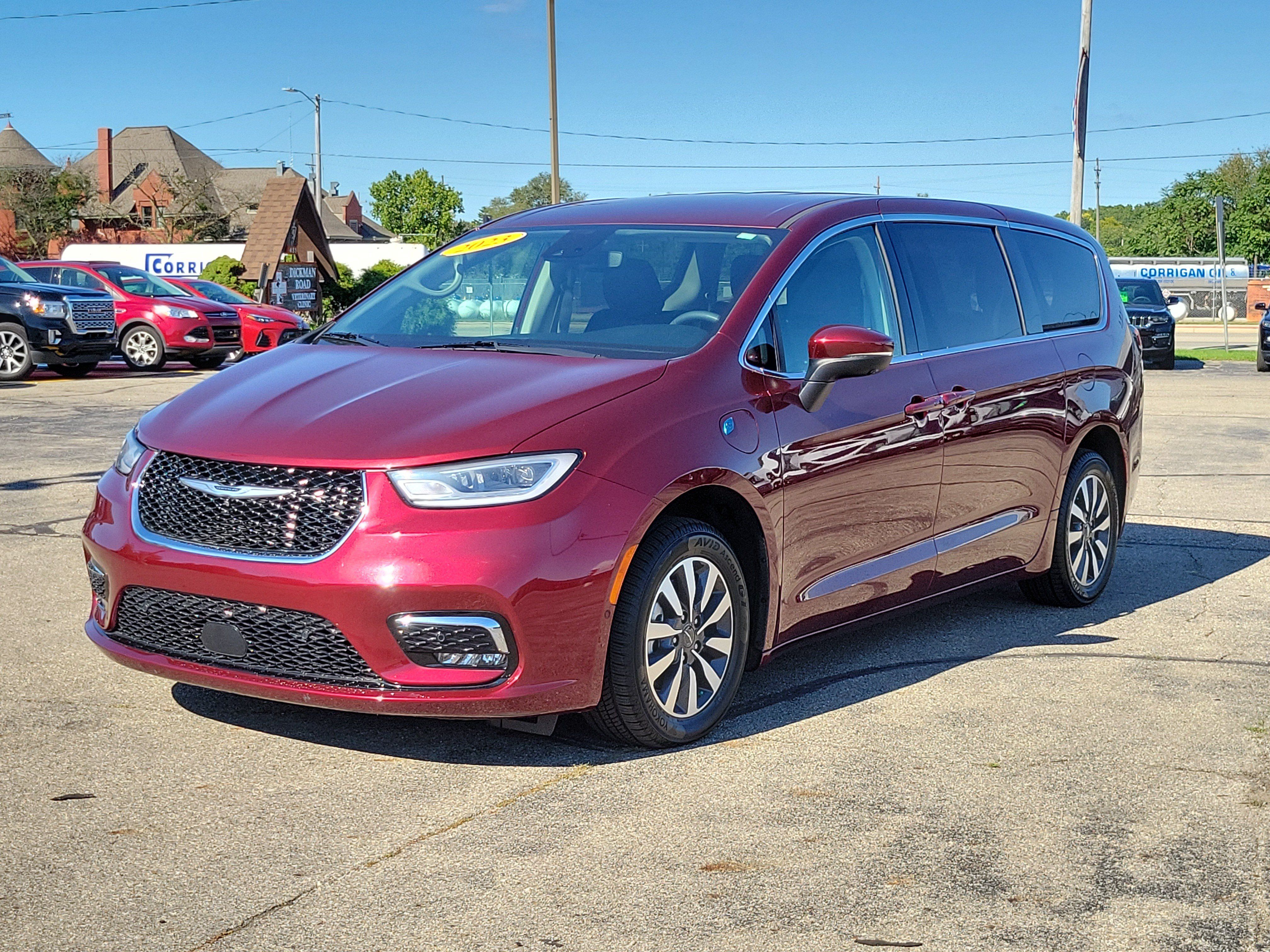 Used 2023 Chrysler Pacifica Touring-L FWD image 2