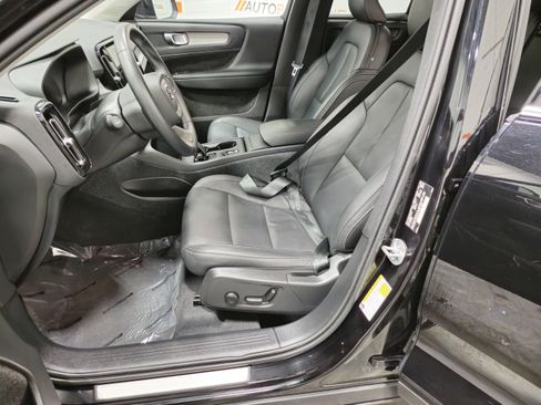 Used 2024 Volvo XC40 B5 Core image 25