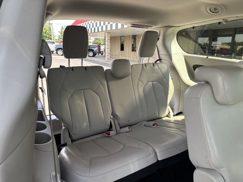Used 2021 Chrysler Pacifica Touring-L FWD image 29