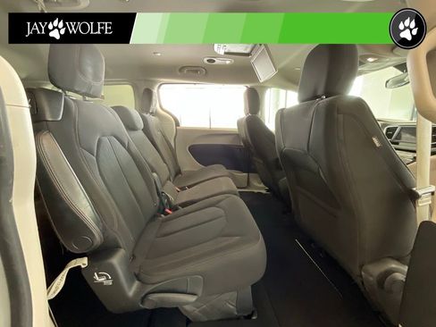 Used 2020 Chrysler Pacifica Touring FWD image 19