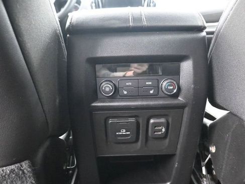 Used 2023 Chevrolet Traverse High Country FWD image 13