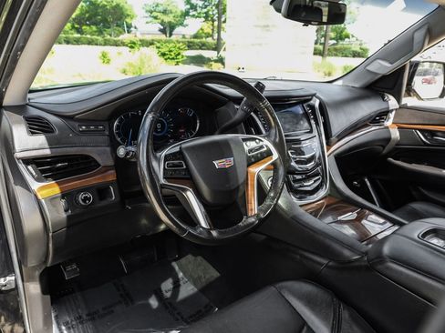 Used 2018 Cadillac Escalade ESV Luxury RWD image 3