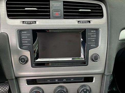 Used 2015 Volkswagen Golf S image 14