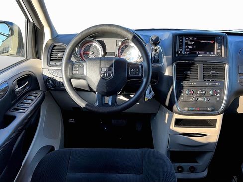 Used 2018 Dodge Grand Caravan SE w/ UConnect Hands-Free Group image 5