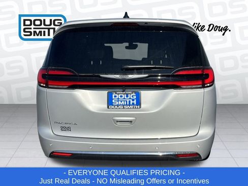 New 2026 Chrysler Pacifica Select image 32