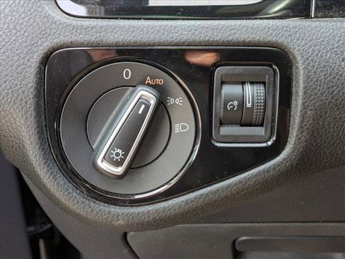 Used 2018 Volkswagen Golf 4-Door image 14