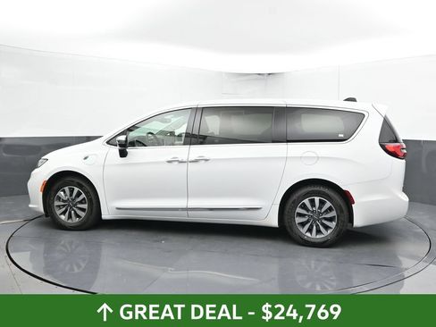 Used 2023 Chrysler Pacifica Limited FWD image 10