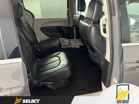 Used 2022 Chrysler Pacifica Touring-L FWD image 15