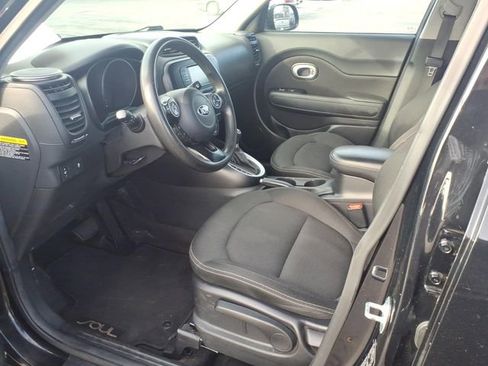 Used 2017 Kia Soul + image 12