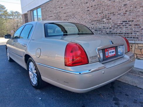 Used 2004 Lincoln Town Car Signature image 3