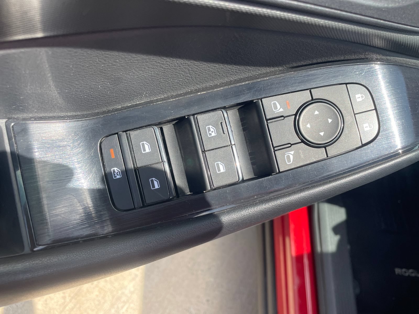 Used 2025 Nissan Rogue S AWD/4WD image 22