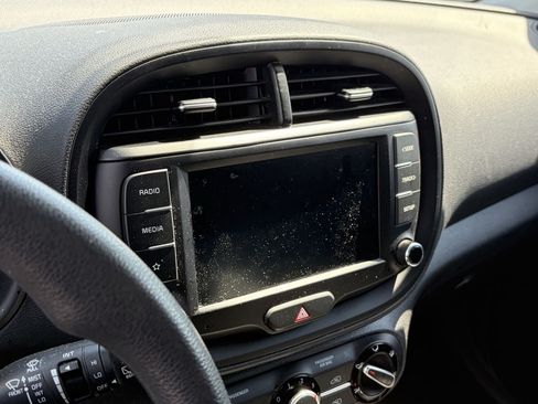 Certified 2022 Kia Soul LX FWD image 11