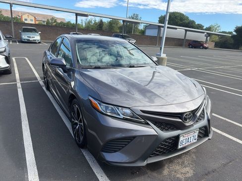 Used 2018 Toyota Camry SE w/ Convenience Package image 1