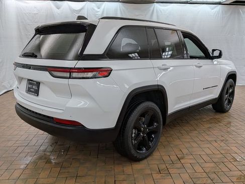 Used 2023 Jeep Grand Cherokee Altitude AWD/4WD image 7