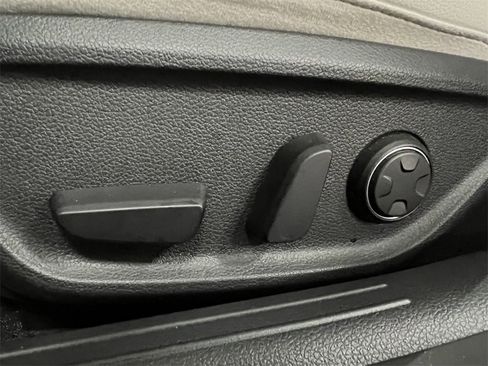 Used 2025 Genesis G70 2.5T image 11