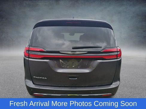 Used 2023 Chrysler Pacifica Touring-L image 7