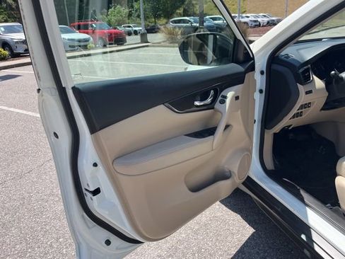 Used 2018 Nissan Rogue SV w/ Sun & Sound Touring Package FWD image 5