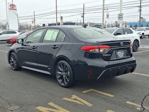 Used 2023 Toyota Corolla SE w/ SE Package image 4