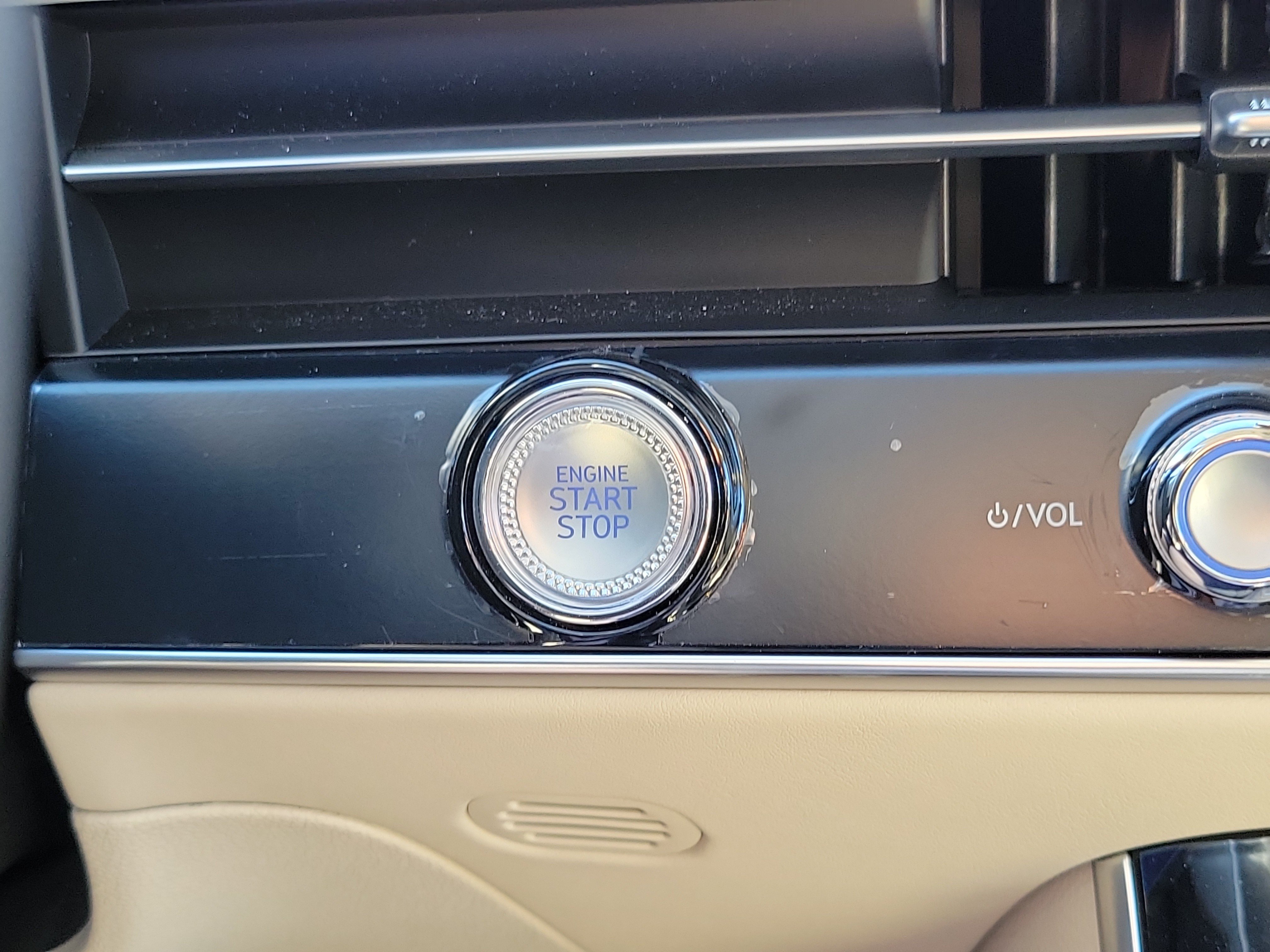 Certified 2026 Genesis GV70 2.5T Advanced AWD/4WD image 15