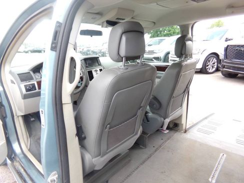 Used 2010 Chrysler Town & Country Touring FWD image 15
