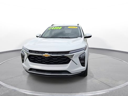 Used 2025 Chevrolet Trax LT FWD image 3