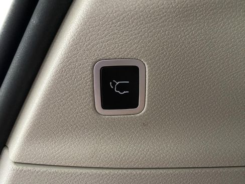 Used 2024 Chrysler Pacifica Touring-L FWD image 7