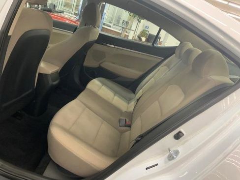 Used 2019 Hyundai Elantra SE FWD image 12