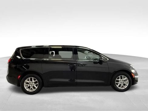 Certified 2023 Chrysler Pacifica Touring-L FWD image 7