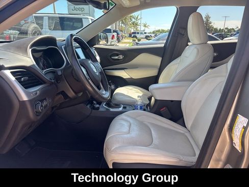 Used 2016 Jeep Cherokee Overland w/ Technology Group AWD/4WD image 4