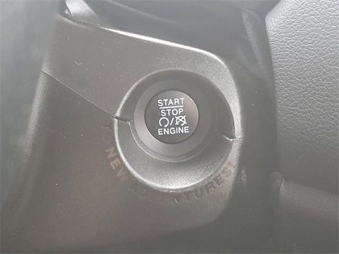 Used 2018 Jeep Renegade Altitude image 27