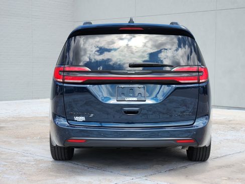 Used 2025 Chrysler Pacifica Limited FWD image 7