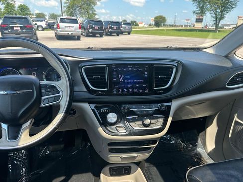 Used 2019 Chrysler Pacifica Limited FWD image 12