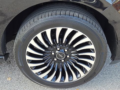 Used 2020 Lincoln Navigator Black Label w/ Cargo Convenience Package image 7