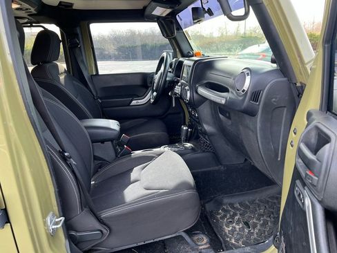 Used 2013 Jeep Wrangler Unlimited Sahara image 9