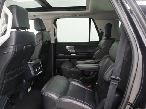 Used 2025 Ford Expedition Platinum AWD/4WD image 19