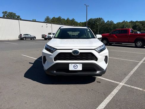 Used 2022 Toyota RAV4 XLE w/ Convenience Package AWD/4WD image 3