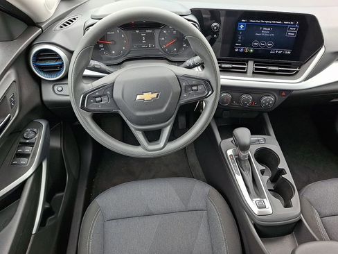 Used 2025 Chevrolet Trax LS w/ LS Convenience Package FWD image 11